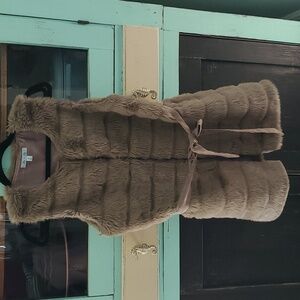 Boutique She & Sky Faux Fur Vest with clasps & belt size Small
